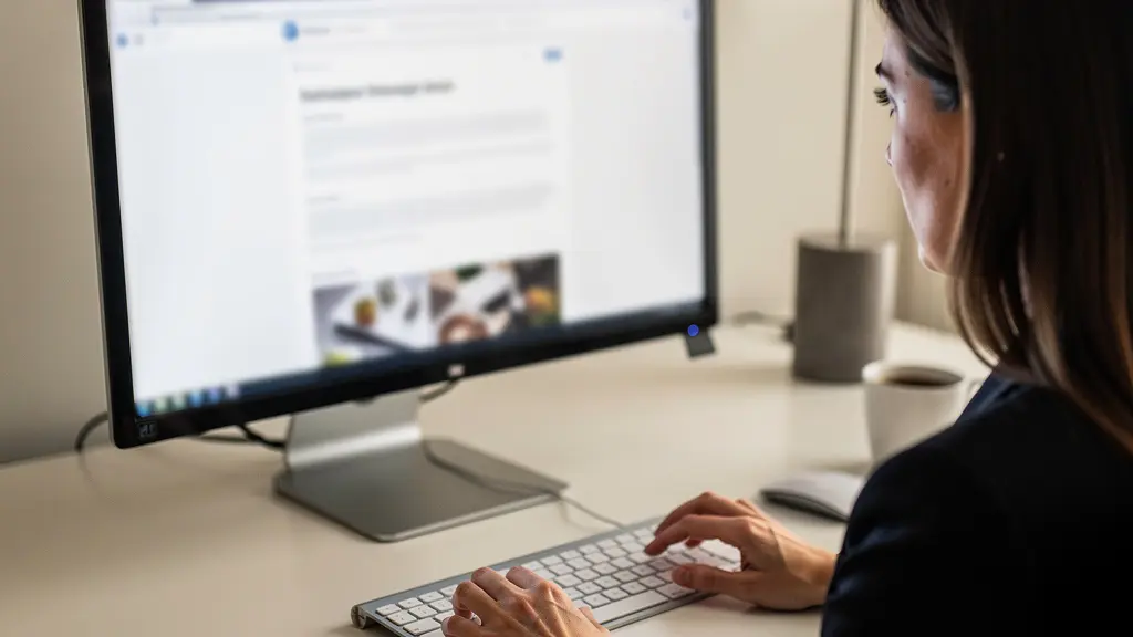 Professionnelle consultant des données sur écran d'ordinateur dans un bureau moderne, analyse comparative portage salarial